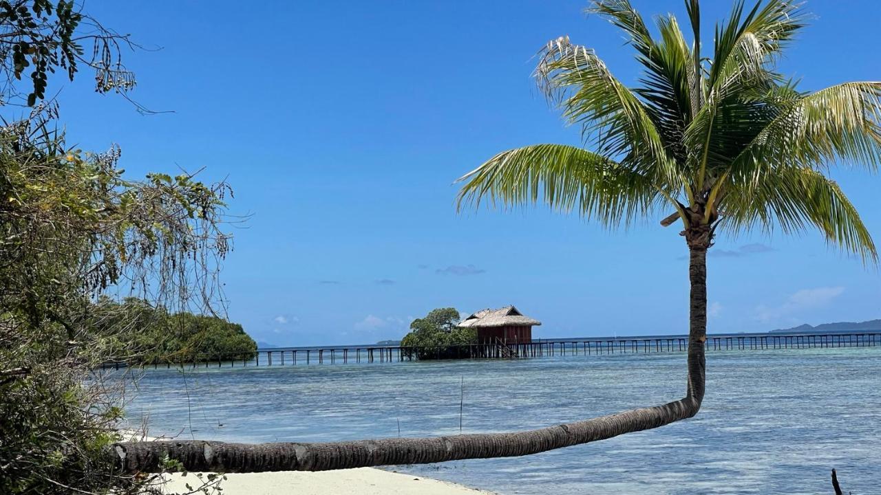 Nyande Raja Ampat Hotel Pulau Mansuar Exterior photo